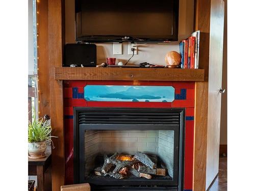 212-1645 Cedar Rd, Ucluelet, BC - Indoor Photo Showing Living Room With Fireplace