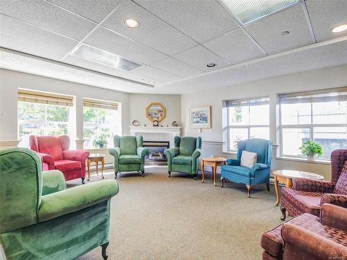 202-1070 Southgate St, Victoria, BC - Indoor Photo Showing Living Room