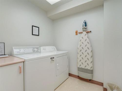 202-1070 Southgate St, Victoria, BC - Indoor Photo Showing Laundry Room