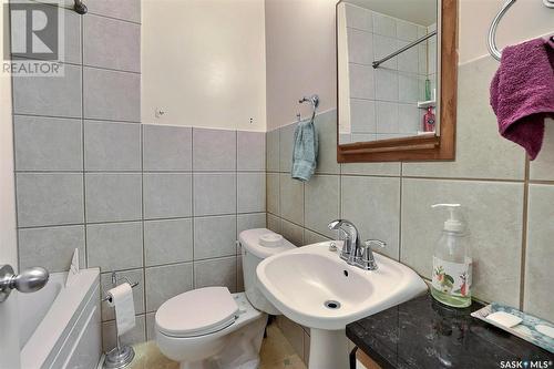 2105 Wallace Street, Regina, SK - Indoor Photo Showing Bathroom