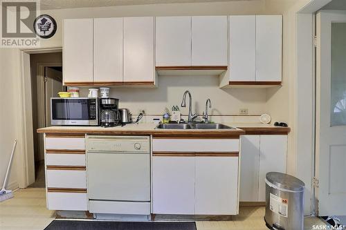 2105 Wallace Street, Regina, SK - Indoor Photo Showing Kitchen With Double Sink