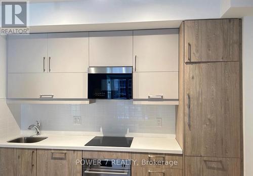 A527 - 8119 Birchmount Road, Markham, ON - Indoor Photo Showing Kitchen With Upgraded Kitchen