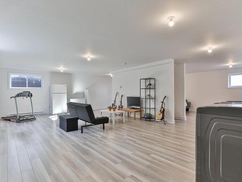 Salle familiale - 121 Rue Des Lavandes, Lavaltrie, QC - Indoor Photo Showing Laundry Room