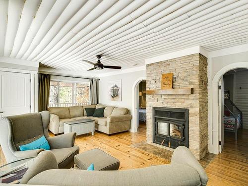 Living room - 1626 Ch. De La Baie-Du-Lac, Saint-Sauveur, QC - Indoor Photo Showing Living Room With Fireplace