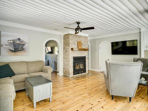 Living room - 1626 Ch. De La Baie-Du-Lac, Saint-Sauveur, QC - Indoor Photo Showing Living Room With Fireplace