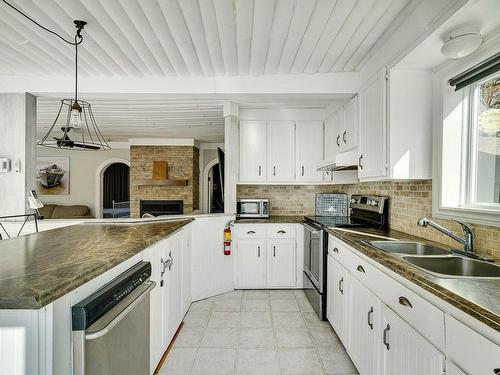 Kitchen - 1626 Ch. De La Baie-Du-Lac, Saint-Sauveur, QC - Indoor Photo Showing Kitchen With Double Sink