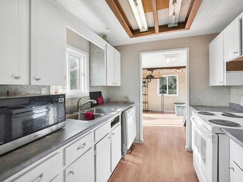 615 Harrington Rd, Kamloops, BC - Indoor Photo Showing Kitchen With Double Sink