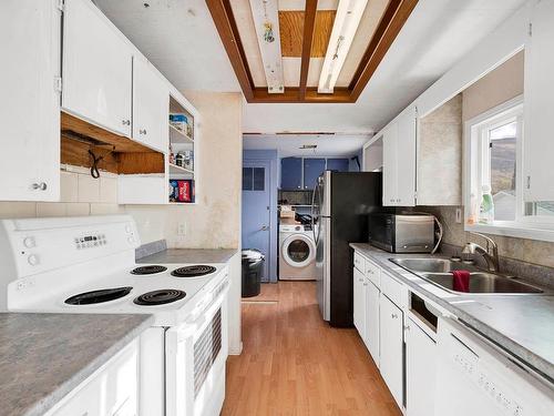 615 Harrington Rd, Kamloops, BC - Indoor Photo Showing Kitchen With Double Sink