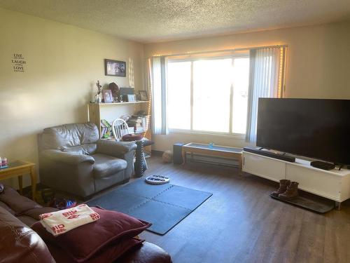 1425 Duncan Street, Merritt, BC - Indoor Photo Showing Living Room