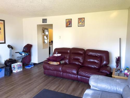 1425 Duncan Street, Merritt, BC - Indoor Photo Showing Living Room