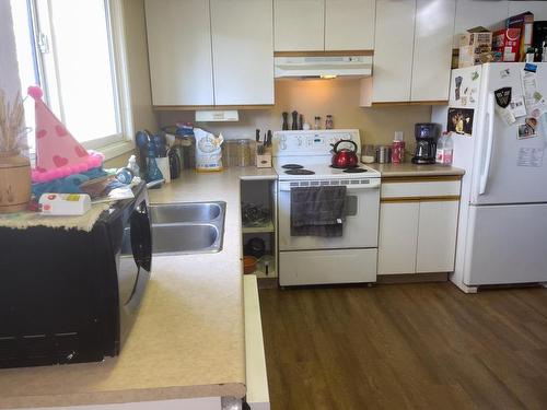 1425 Duncan Street, Merritt, BC - Indoor Photo Showing Kitchen With Double Sink