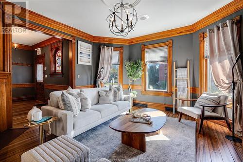 20 Division Street South, Kingsville, ON - Indoor Photo Showing Living Room