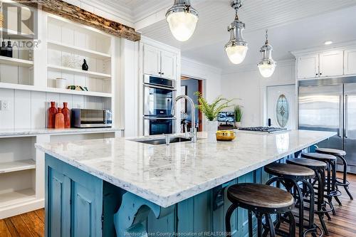 20 Division Street South, Kingsville, ON - Indoor Photo Showing Kitchen With Double Sink With Upgraded Kitchen