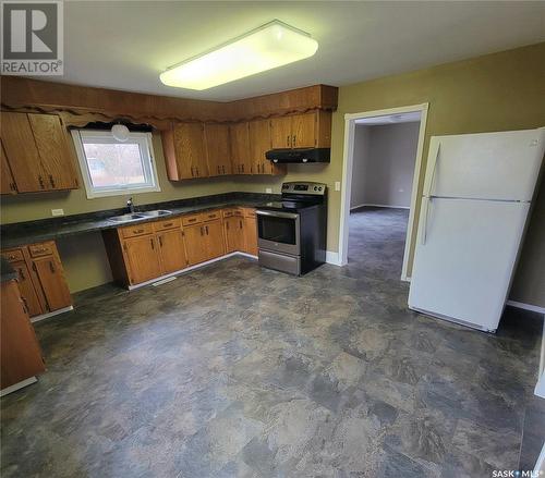 15 Railway Avenue Sw, Preeceville, SK - Indoor Photo Showing Kitchen With Double Sink