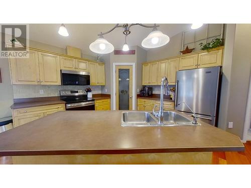 9607 113 Avenue, Fort St. John, BC - Indoor Photo Showing Kitchen With Double Sink