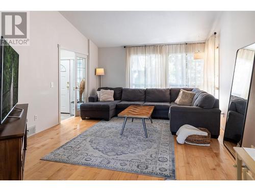 4452 Lakeshore Road, Kelowna, BC - Indoor Photo Showing Living Room