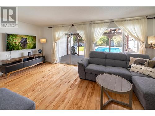 4452 Lakeshore Road, Kelowna, BC - Indoor Photo Showing Living Room