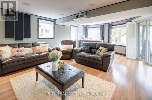 21 Coutts Court, Guelph, ON - Indoor Photo Showing Living Room