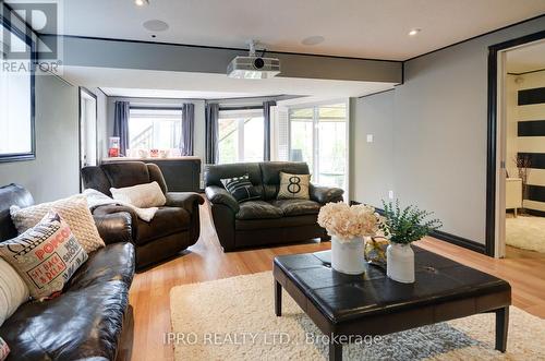 21 Coutts Court, Guelph, ON - Indoor Photo Showing Living Room