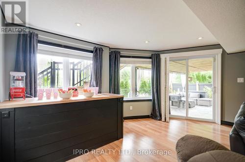 21 Coutts Court, Guelph, ON - Indoor Photo Showing Living Room