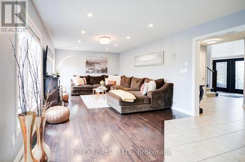 21 Coutts Court, Guelph, ON - Indoor Photo Showing Living Room