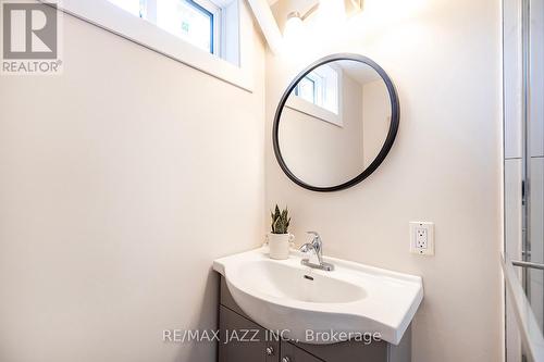 410 Elizabeth Street, Oshawa (Mclaughlin), ON - Indoor Photo Showing Bathroom