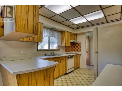 2108 10Th Avenue, Castlegar, BC - Indoor Photo Showing Kitchen With Double Sink