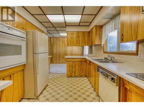 2108 10Th Avenue, Castlegar, BC - Indoor Photo Showing Kitchen With Double Sink