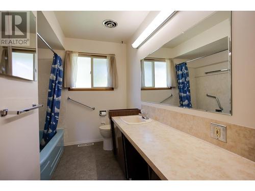 2108 10Th Avenue, Castlegar, BC - Indoor Photo Showing Bathroom