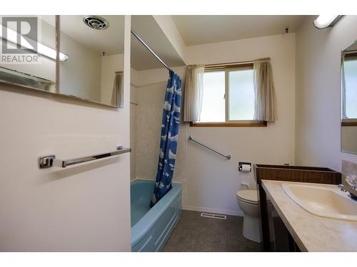 2108 10Th Avenue, Castlegar, BC - Indoor Photo Showing Bathroom