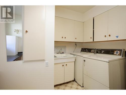 2108 10Th Avenue, Castlegar, BC - Indoor Photo Showing Laundry Room