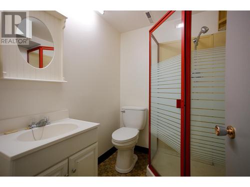 2108 10Th Avenue, Castlegar, BC - Indoor Photo Showing Bathroom