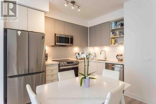 1106 - 4675 Metcalfe Avenue, Mississauga, ON - Indoor Photo Showing Kitchen With Upgraded Kitchen