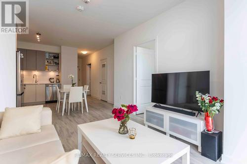 1106 - 4675 Metcalfe Avenue, Mississauga, ON - Indoor Photo Showing Living Room