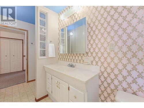 3461 30 Street Ne, Salmon Arm, BC - Indoor Photo Showing Bathroom