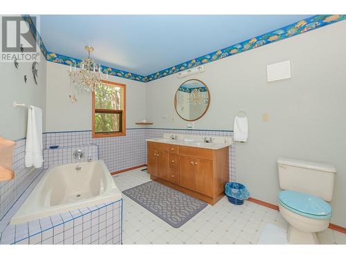 3461 30 Street Ne, Salmon Arm, BC - Indoor Photo Showing Bathroom