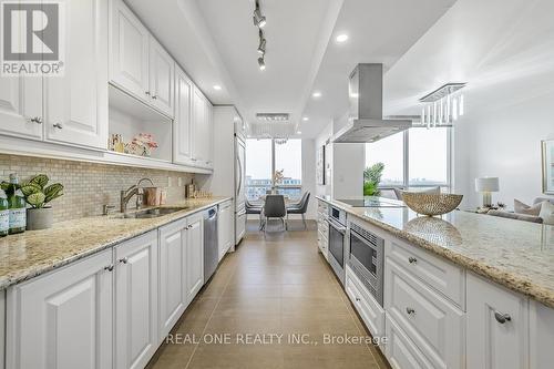 1762 - 23 Cox Boulevard, Markham, ON - Indoor Photo Showing Kitchen With Double Sink With Upgraded Kitchen