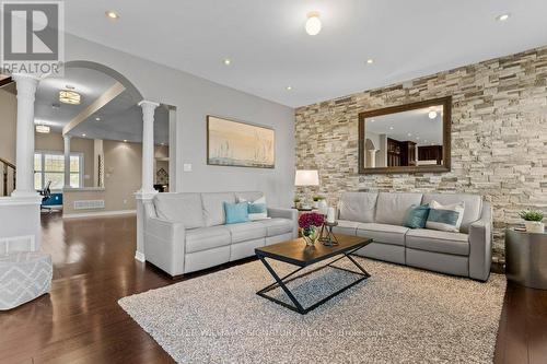 358 Malboeuf Court, Milton, ON - Indoor Photo Showing Living Room