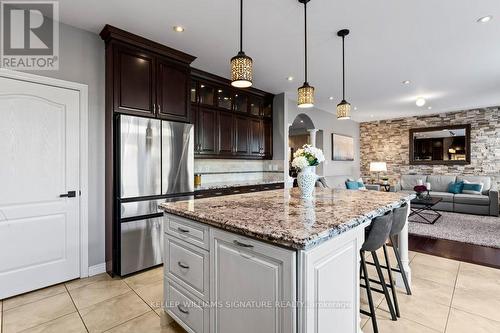 358 Malboeuf Court, Milton, ON - Indoor Photo Showing Kitchen With Upgraded Kitchen