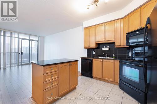 604 - 80 Absolute Avenue, Mississauga, ON - Indoor Photo Showing Kitchen