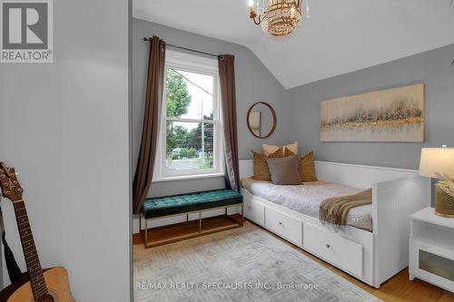 376 Pine Street, Milton, ON - Indoor Photo Showing Bedroom