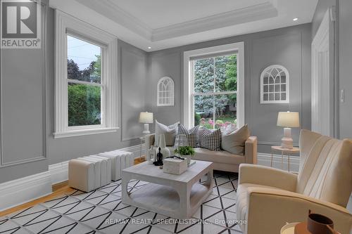 376 Pine Street, Milton, ON - Indoor Photo Showing Living Room