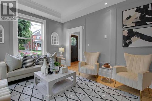 376 Pine Street, Milton, ON - Indoor Photo Showing Living Room