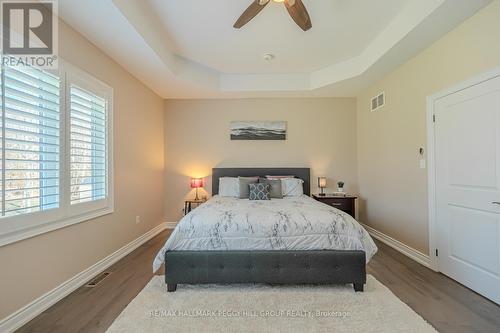 27 Houben Crescent, Oro-Medonte, ON - Indoor Photo Showing Bedroom