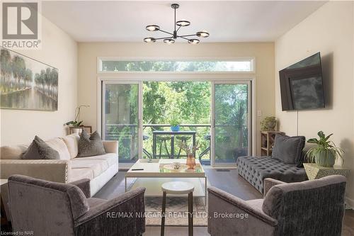 1647 Gregory Road, St. Catharines, ON - Indoor Photo Showing Living Room