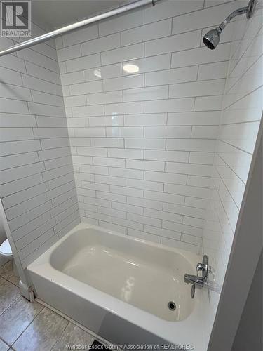 1106 Moy, Windsor, ON - Indoor Photo Showing Bathroom