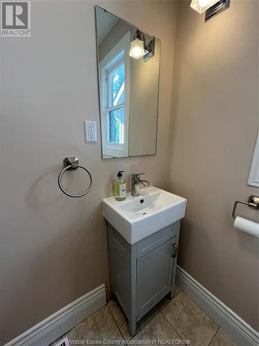 1106 Moy, Windsor, ON - Indoor Photo Showing Bathroom