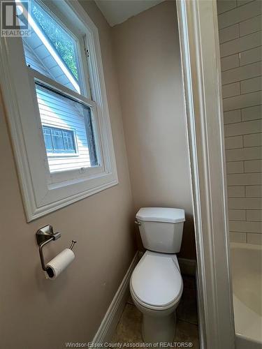 1106 Moy, Windsor, ON - Indoor Photo Showing Bathroom