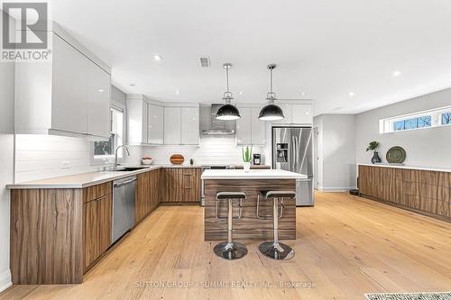 31 Oakwood Avenue N, Mississauga, ON - Indoor Photo Showing Kitchen With Upgraded Kitchen