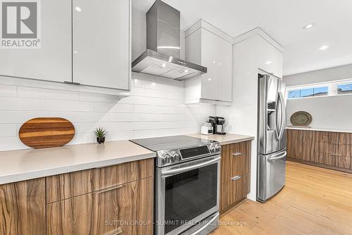 31 Oakwood Avenue N, Mississauga, ON - Indoor Photo Showing Kitchen With Upgraded Kitchen